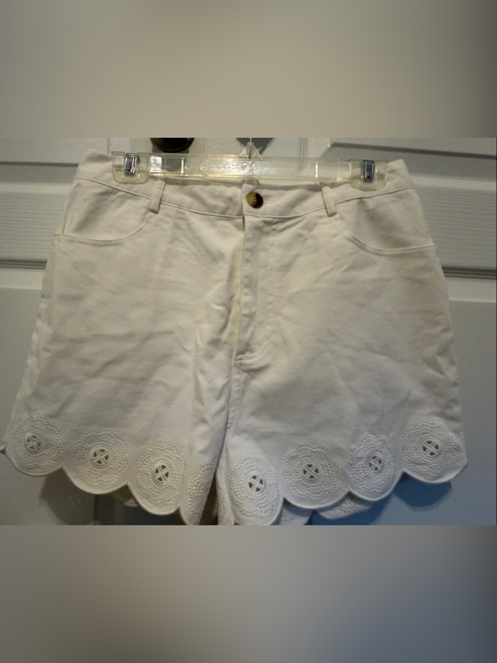 ENTRO SCALLOPED TRIM SHORTS WITH EYELET DETAIL Off White. NEW Large
